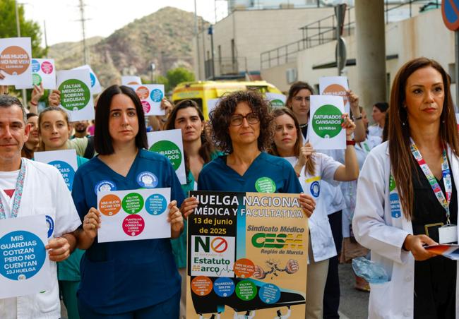 La protesta de los médicos, este viernes, en el Rafael Méndez de Lorca.