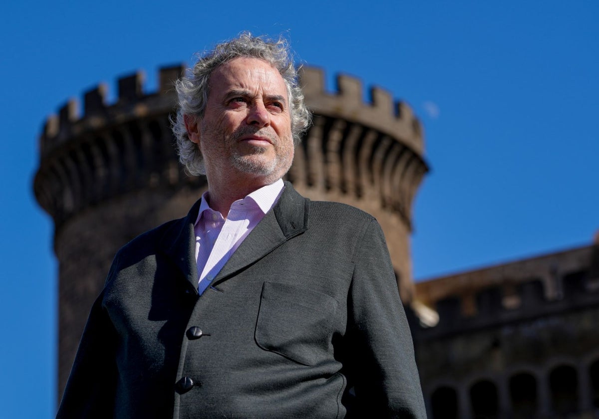 El escritor Ildefonso Falcones ante el Castel Nuovo Nápoles, donde transcurre parte de su nueva novela.