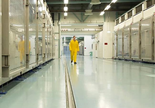 Imagen de archivo distribuida publicada por la Organización de Energía Atómica de Irán en 2019, muestra el interior de la Instalación de Conversión de Uranio de Fordow (Fordo) en Qom.