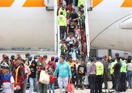 Decenas de venezolanos desembarcan en Caracas en uno de los vuelos para deportados de Estados Unidos.