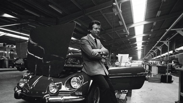 Jean Reédélé, junto a la berlineta A110