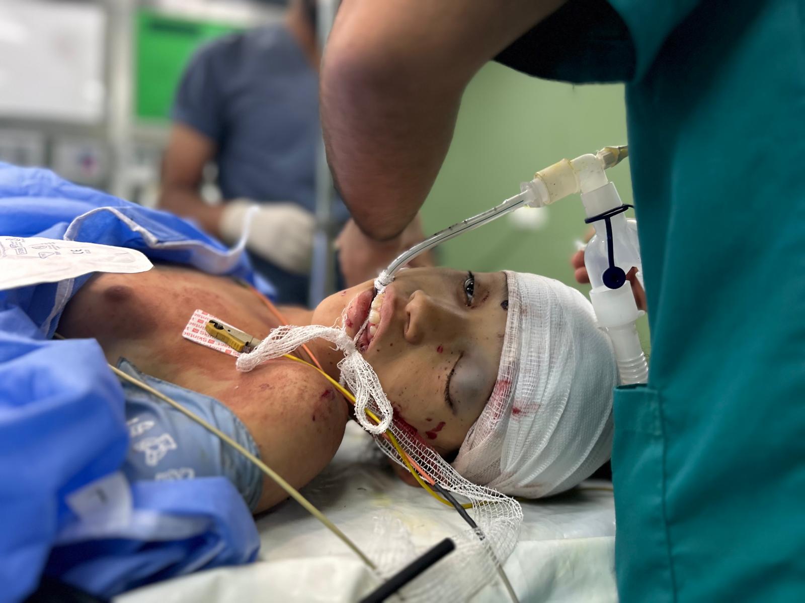 Noor, de 11 años, operada de perforaciones intestinales.