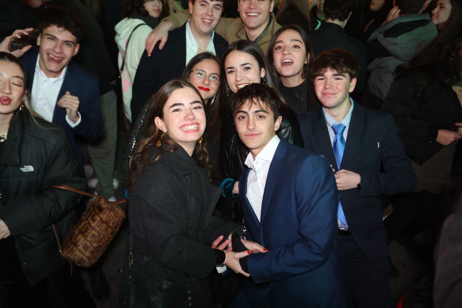 Miles de jóvenes inundan ya la Plaza Mayor para despedir el año