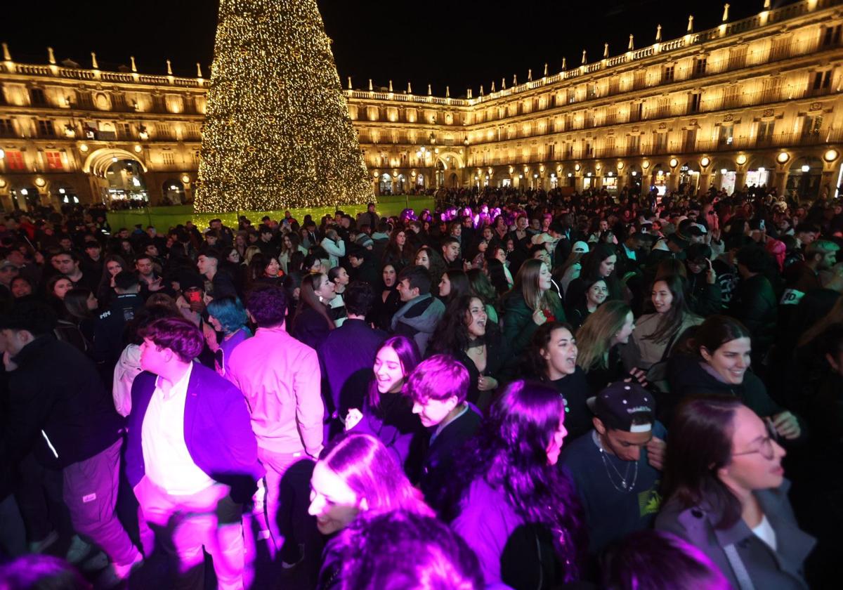 Miles de jóvenes inundan ya la Plaza Mayor para despedir el año