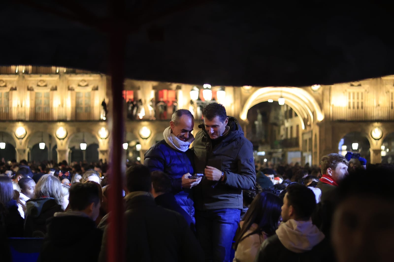 Gran ambiente pero algo menos de gente en el Fin de Año Universitario