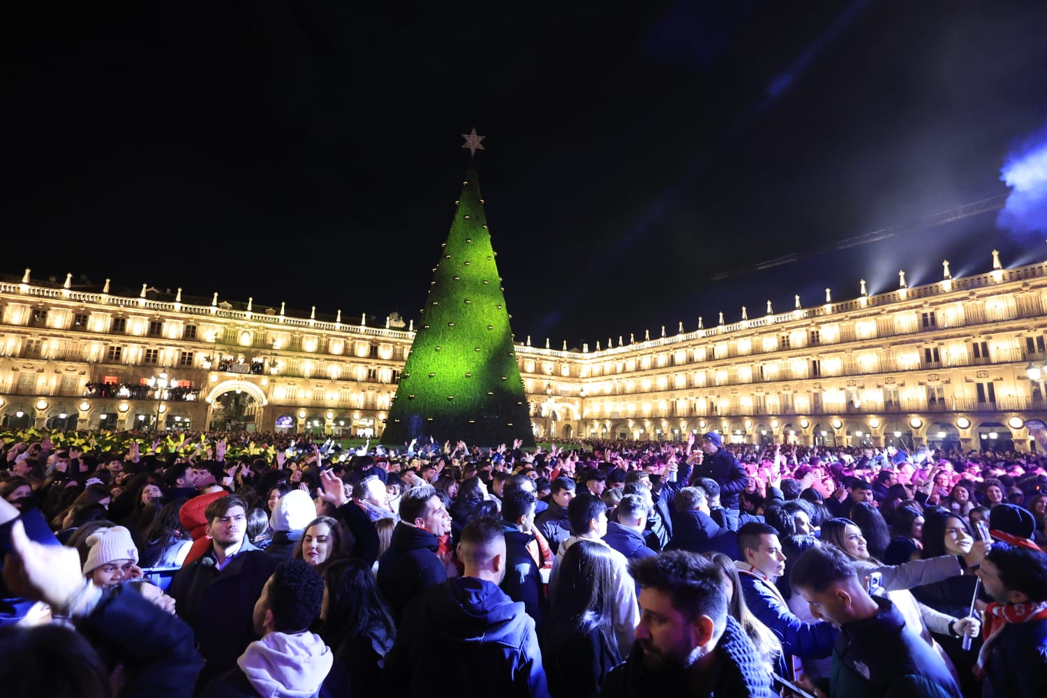 Gran ambiente pero algo menos de gente en el Fin de Año Universitario