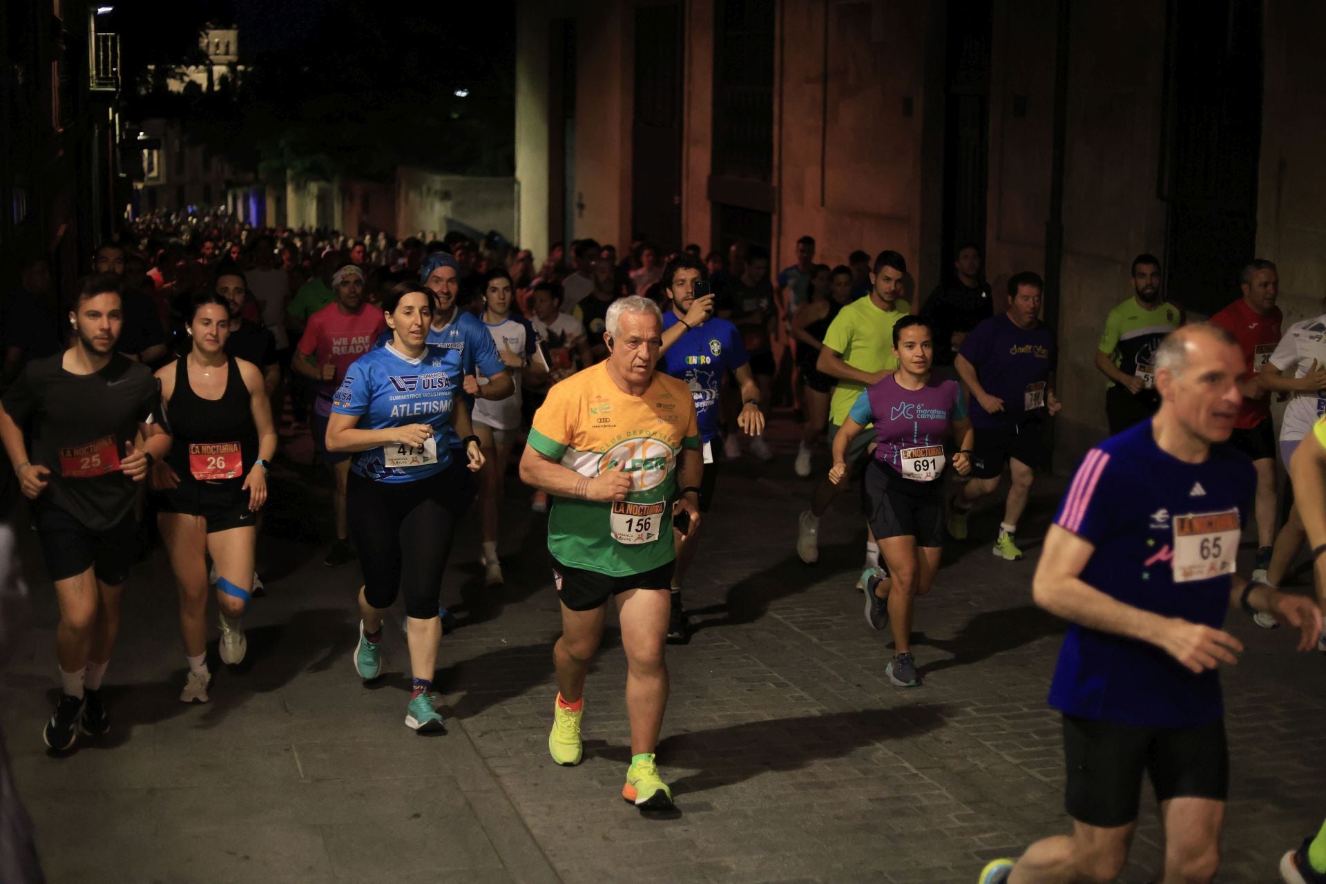 En imágenes la carrera nocturna que llena las calles de Salamanca en su XXV edición