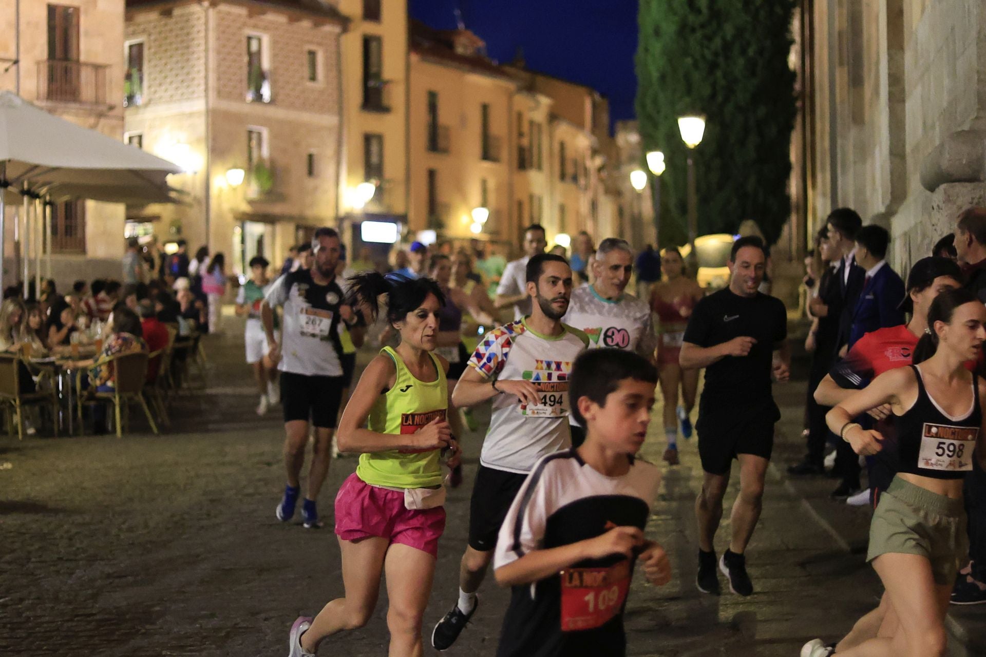 En imágenes la carrera nocturna que llena las calles de Salamanca en su XXV edición