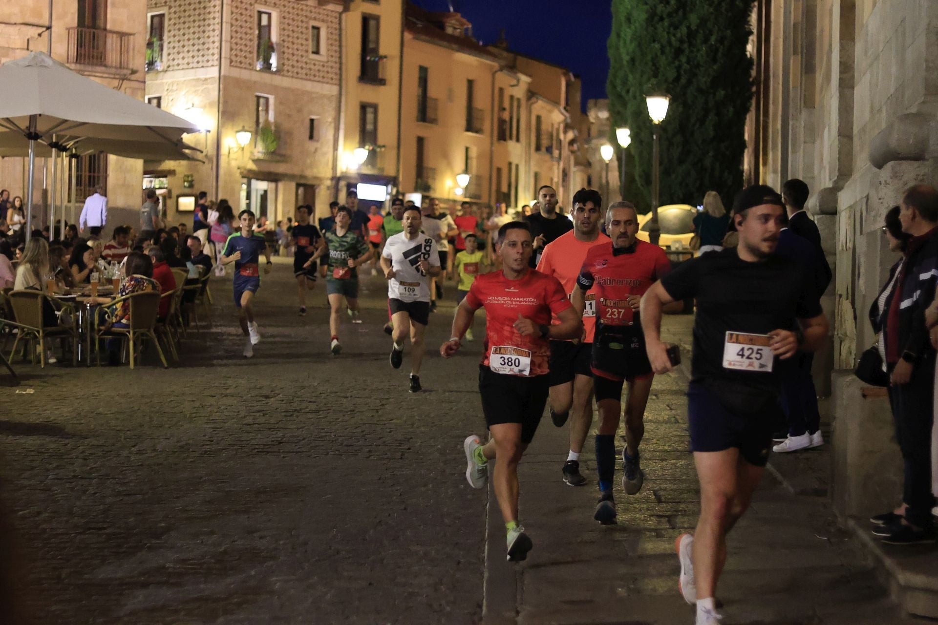 En imágenes la carrera nocturna que llena las calles de Salamanca en su XXV edición