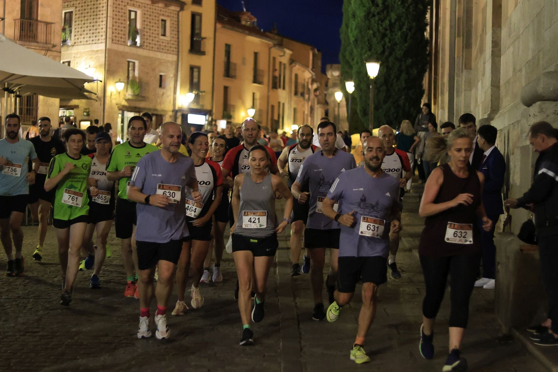 En imágenes la carrera nocturna que llena las calles de Salamanca en su XXV edición