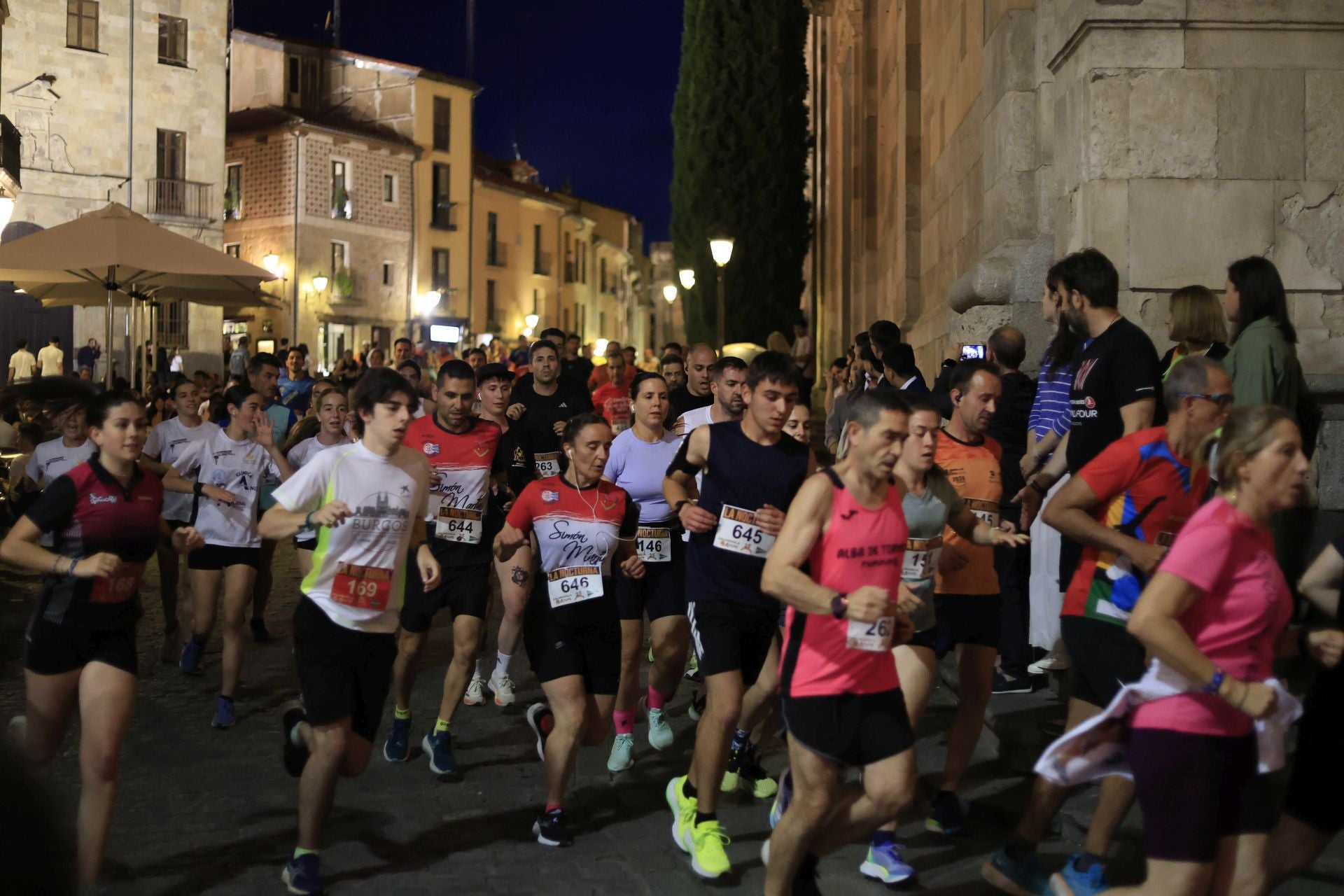 En imágenes la carrera nocturna que llena las calles de Salamanca en su XXV edición