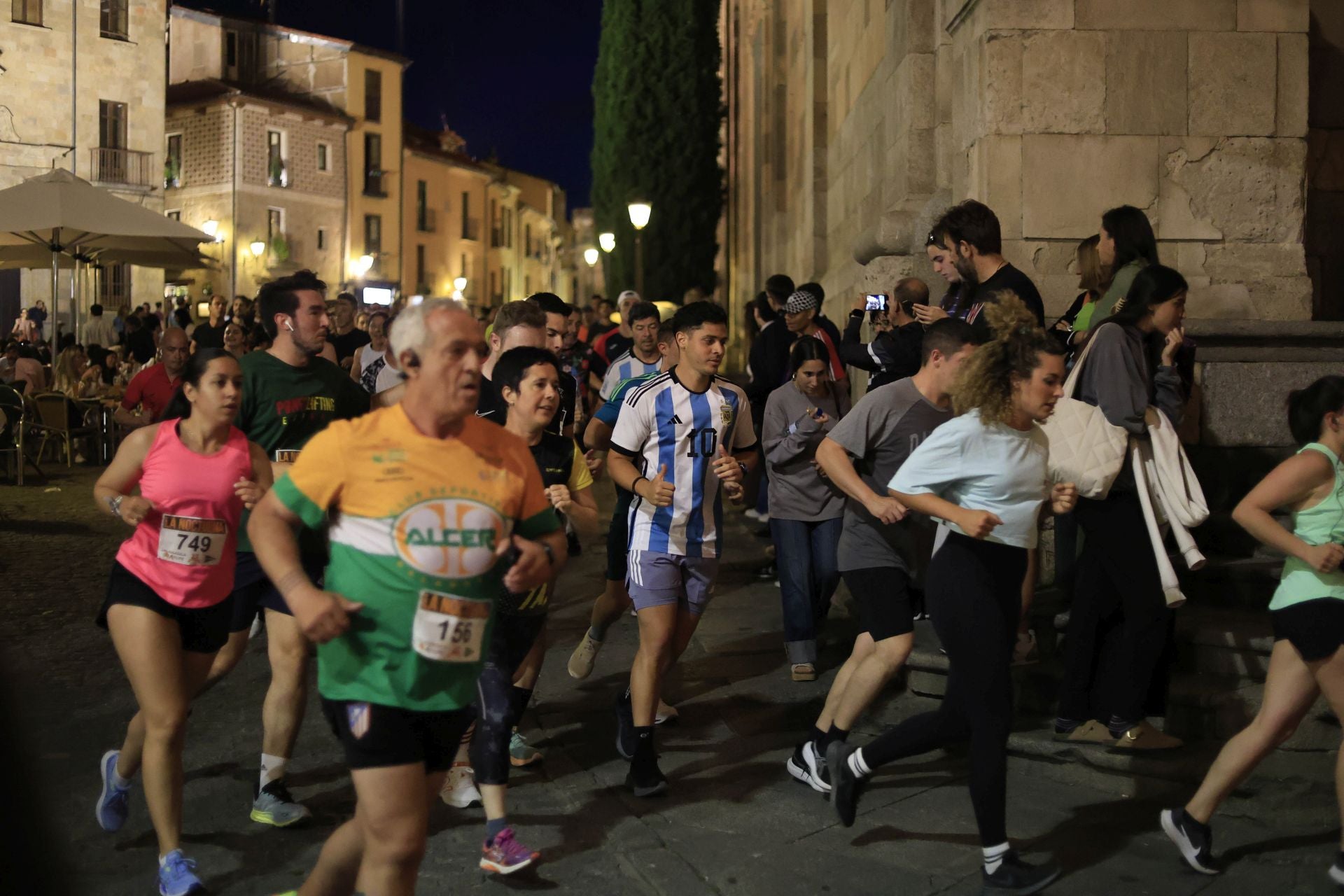 En imágenes la carrera nocturna que llena las calles de Salamanca en su XXV edición