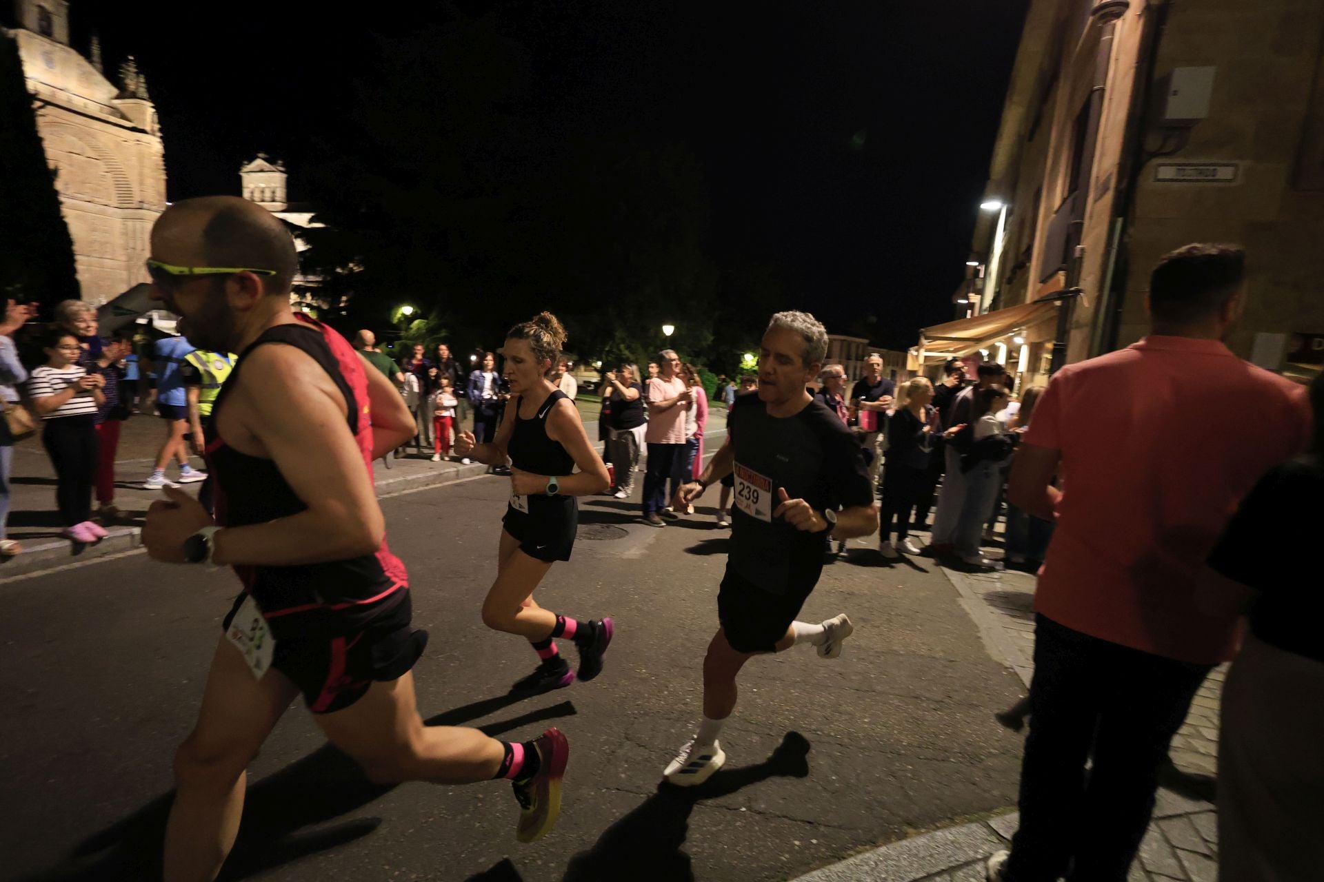 En imágenes la carrera nocturna que llena las calles de Salamanca en su XXV edición