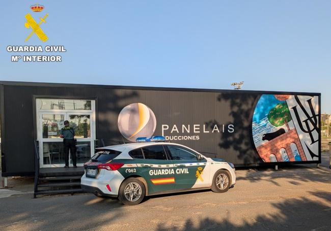 Coche patrulla de la Guardia Civil investigando el robo en el lugar de los hechos.